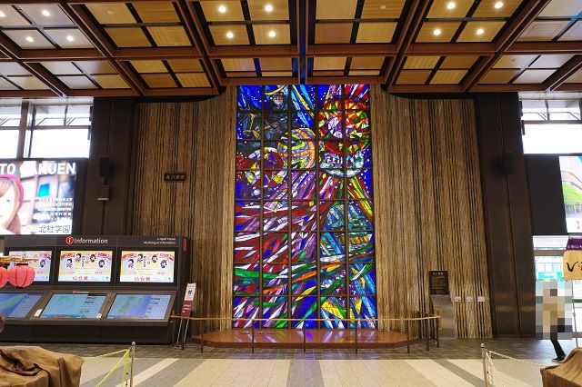 仙台駅のステンドグラスの写真