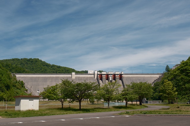 「玉川ダム下流公園」から見た玉川ダムの風景写真