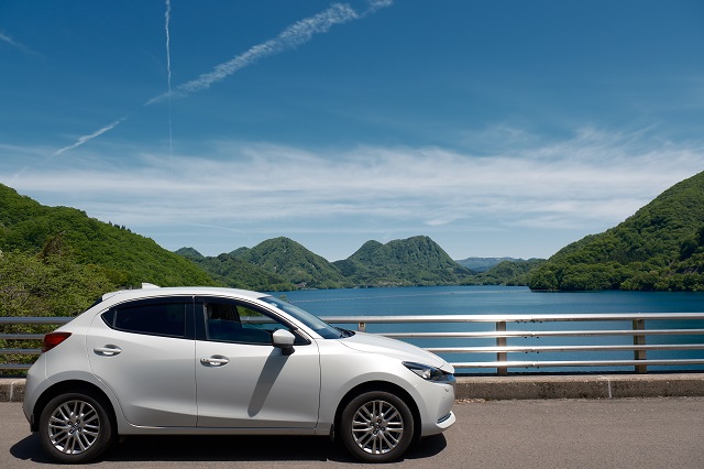 宝仙湖と愛車マツダ2の風景写真