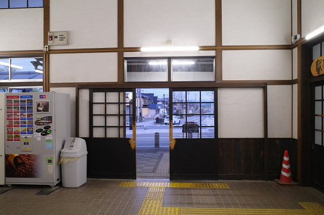 伊達駅の改札の風景写真