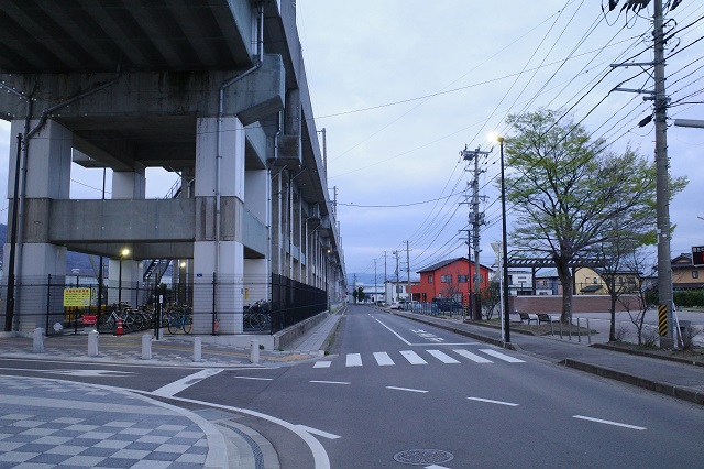 伊達駅の新幹線高架橋の写真