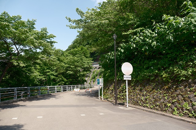 鳴子ダムに向かう遊歩道の写真