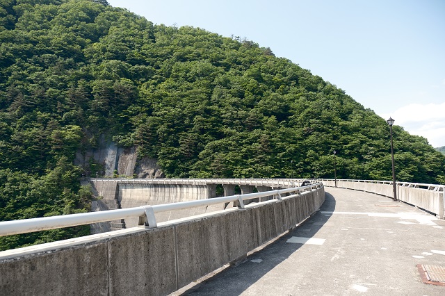 鳴子ダムの天板と筐体の写真