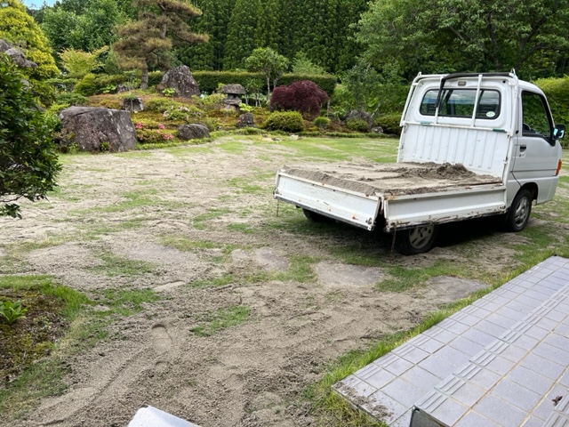 芝に川砂を入れてる写真