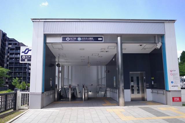 大町西公園駅の西公園口出口の写真