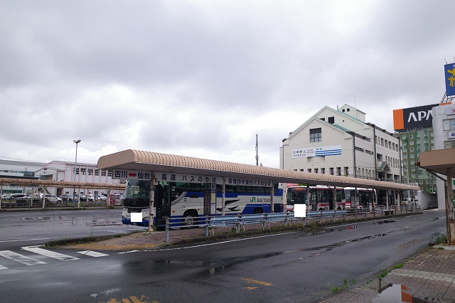 古川駅のバス乗り場を見た風景写真
