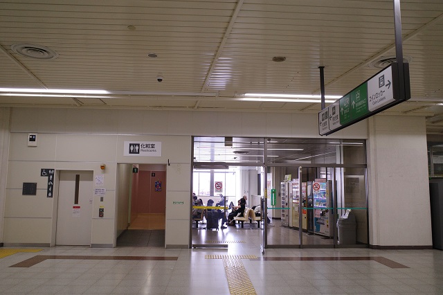 古川駅の待合室の風景写真