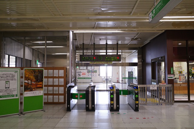 陸羽東線の改札の風景写真