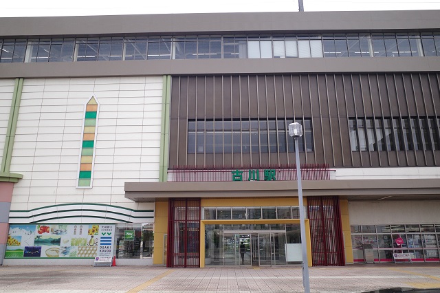 古川駅西口の正面の風景写真