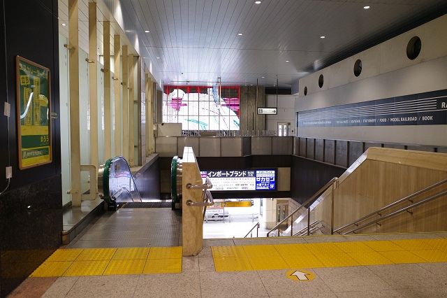 大宮駅の一階に下りる階段の写真