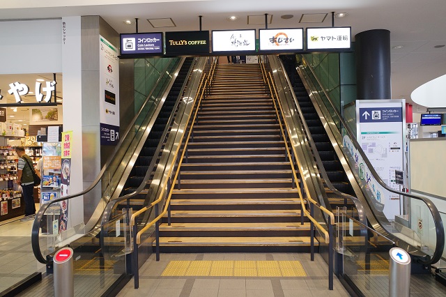 函館駅のエスカレーターの写真