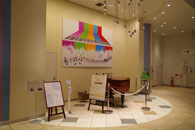 高崎駅のフリーピアノ演奏の風景