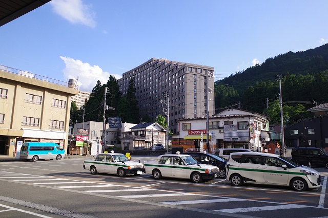 「越後湯沢駅」 の東口のタクシー乗り場です。 