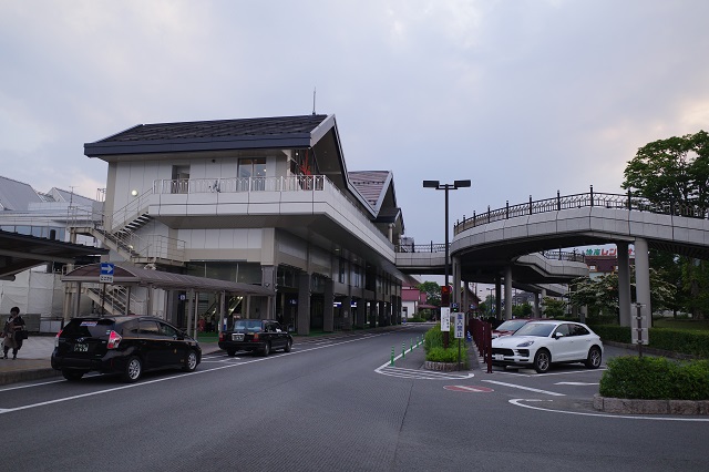 軽井沢駅北口を正面に見た駐車場の位置