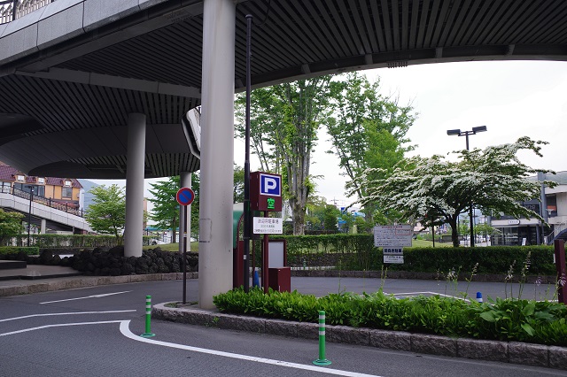 駐車場を正面に見た風景写真