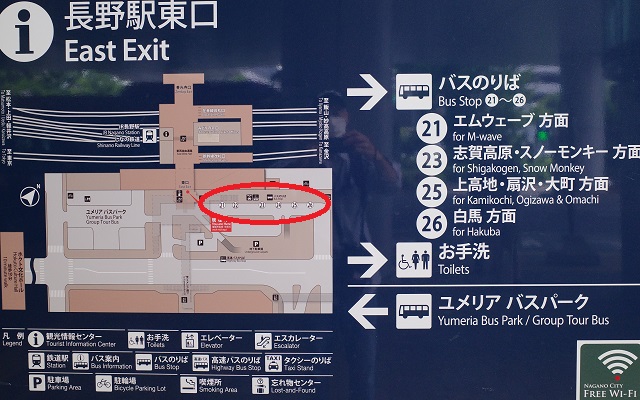 長野駅東口のバス乗り場の案内板