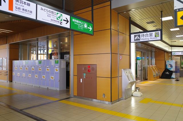 「新青森駅」の二階のコインロッカーの設置場所の写真