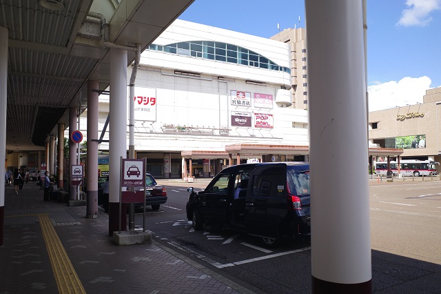 長岡駅東口のタクシー乗り場の写真