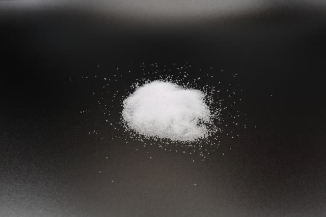 傷口に塩を塗るのイメージ写真