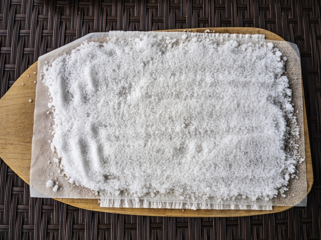 傷口に塩を塗るのイメージ写真