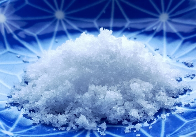 傷口に塩を塗るのイメージ写真