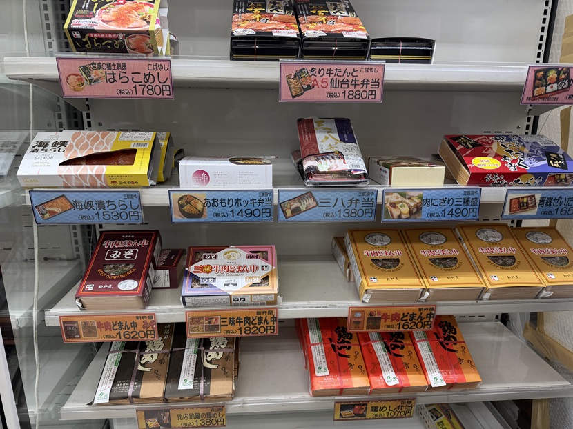 盛岡駅で購入できる駅弁の一例（現地写真）