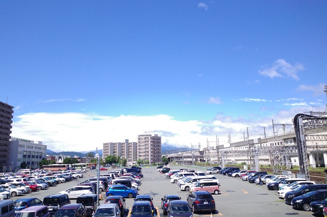 盛岡駅西具と駐車場の全景写真 