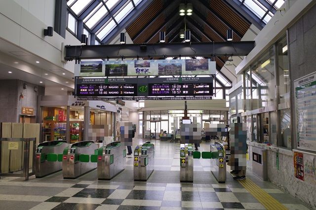 軽井沢駅の改札の風景