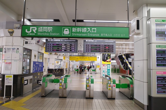 新幹線の改札の風景写真