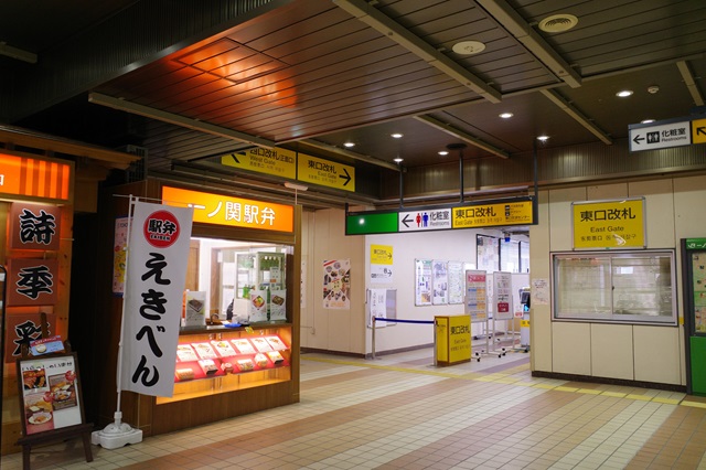 東口の駅弁売り場の写真