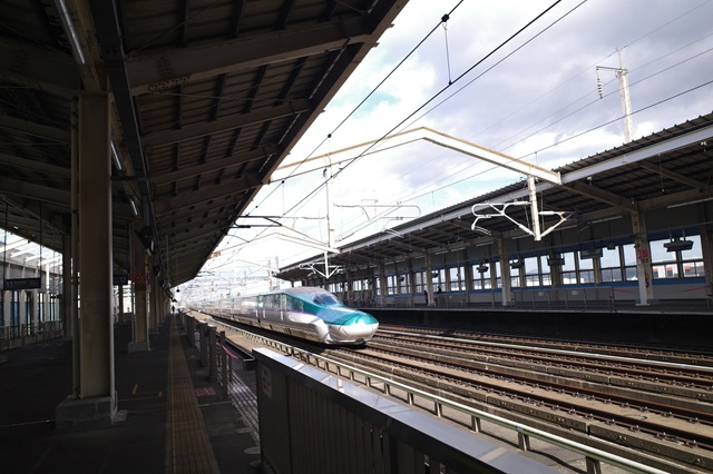 郡山駅の通過新幹線の写真