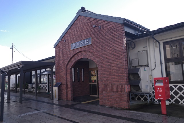 駅舎の正面からの風景写真 