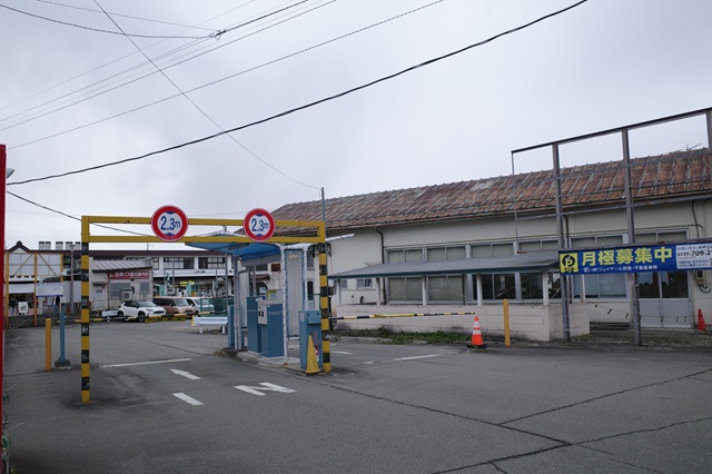会津若松駅の駐車場の写真