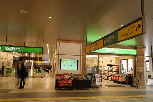 新幹線西改札脇のコンビニ駅弁売り場の写真