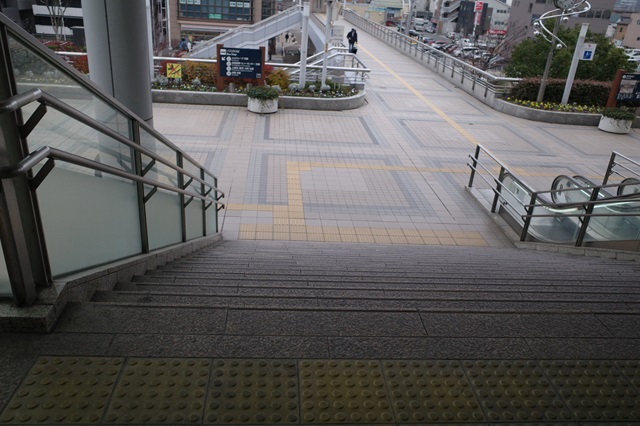 長野駅東口の一階に降りる階段
