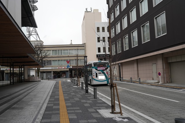 松本市博物館前のバス停から松本城に歩く方向を見る