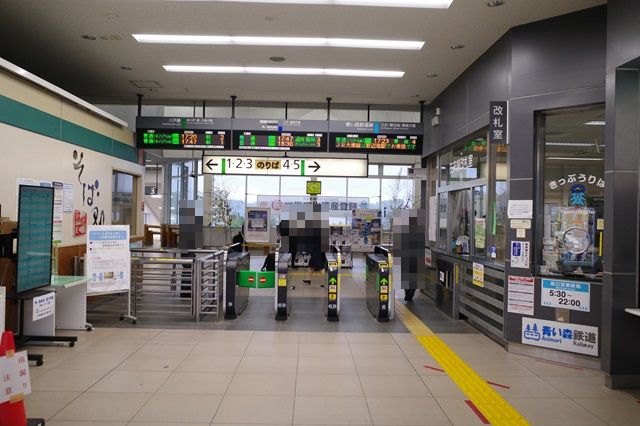 八戸駅の在来線の乗り場改札の写真