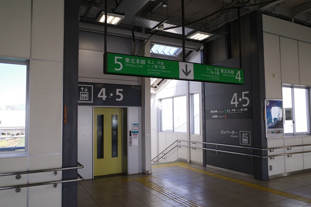 盛岡駅の４～５番線乗り場の写真