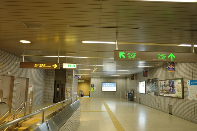 泉中央駅の構内の写真