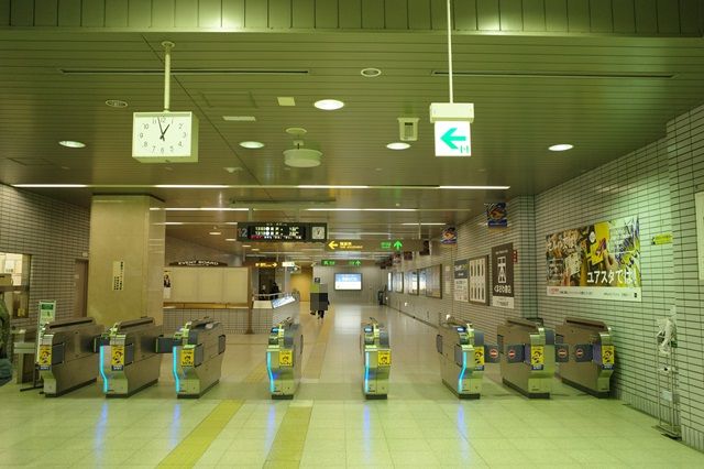 泉中央駅の改札の風景