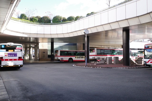 泉中央駅のバス乗り場の写真
