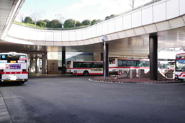 泉中央駅のバス乗り場の写真