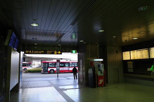泉中央駅のバス乗り場の写真