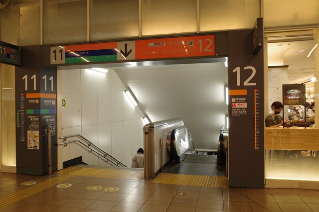 品川駅の上野東京ラインと東海道線の乗り場風景