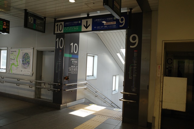 品川駅の上野東京ラインの乗り場風景