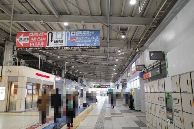 北改札内電車乗りの連絡通路の風景写真