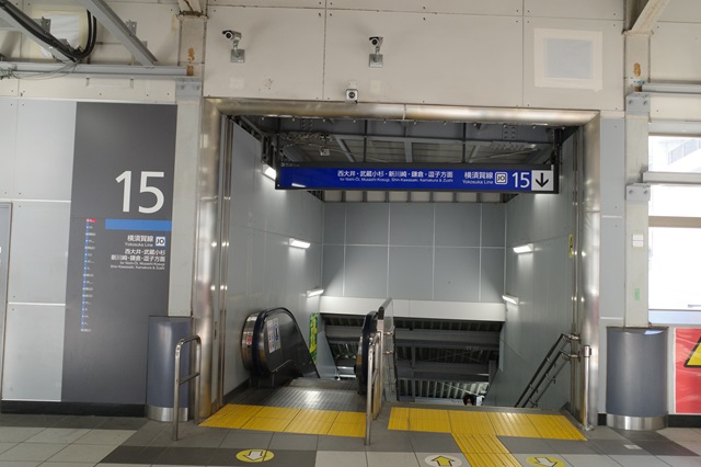 品川駅の北改札の電車乗り場へ降りる写真