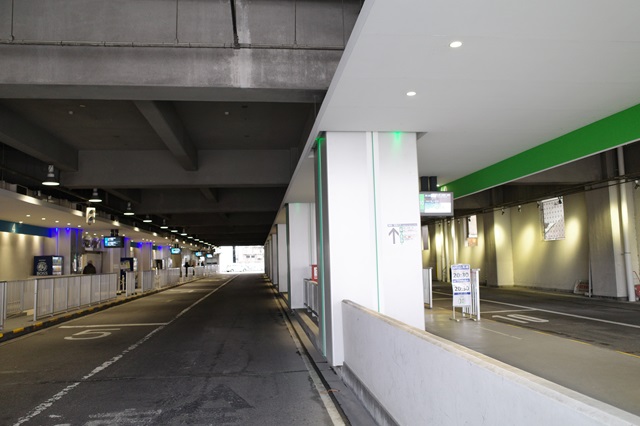 松本バスターミナルの乗り場の風景写真