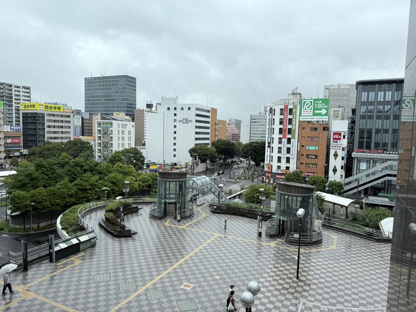 仙台駅のスタバから見た東口の風景写真