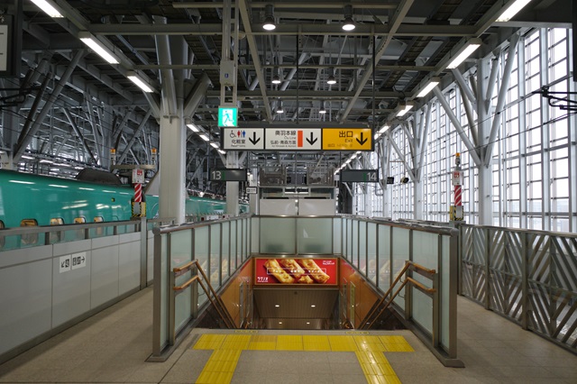 新青森駅の新幹線乗り場ホームの写真
